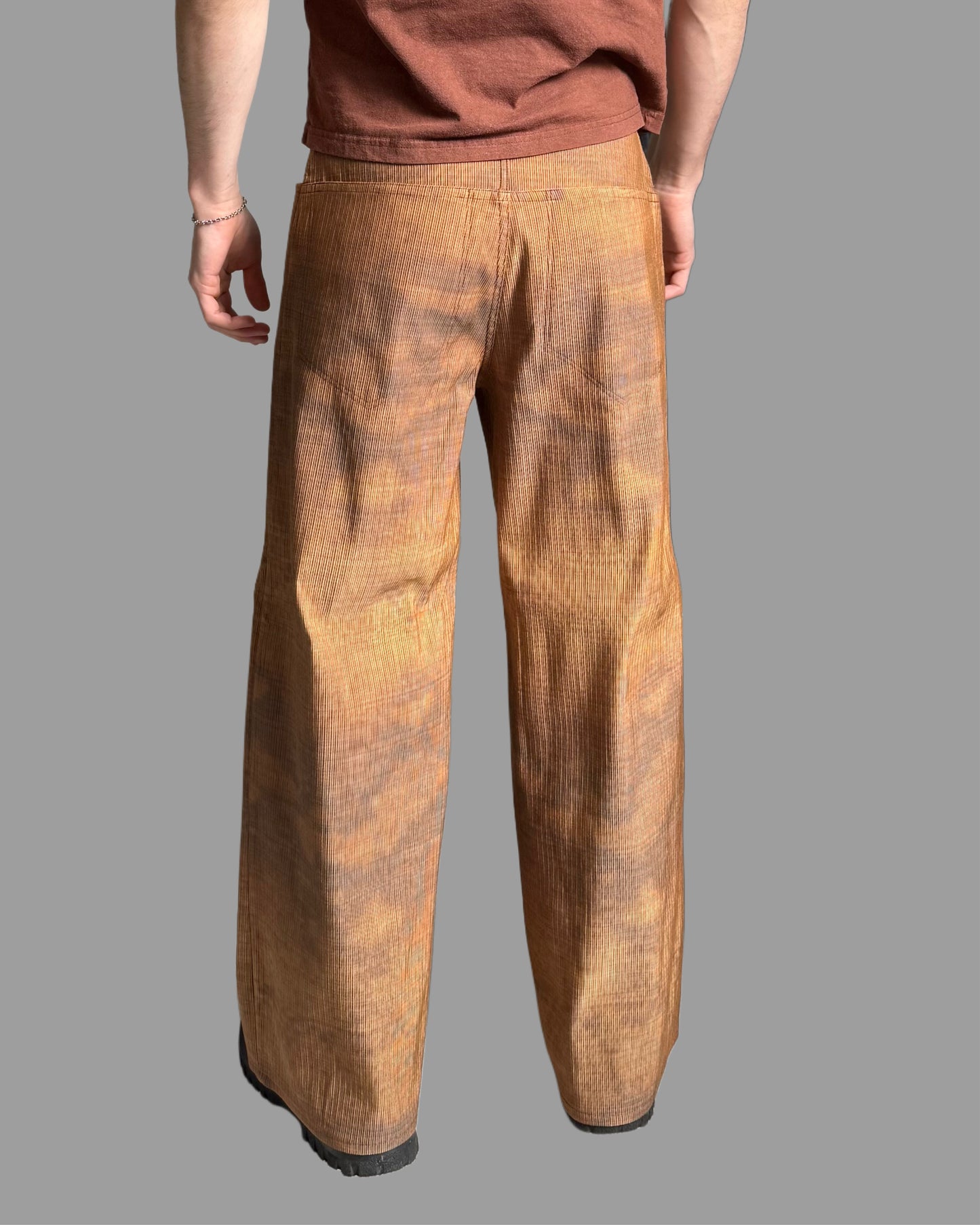 Pantalon à plis rouillés