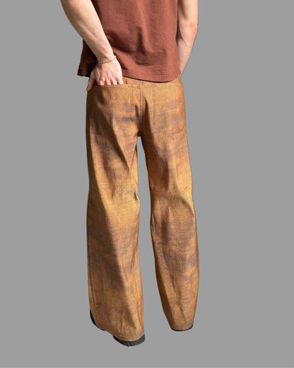 Pantalon à plis rouillés